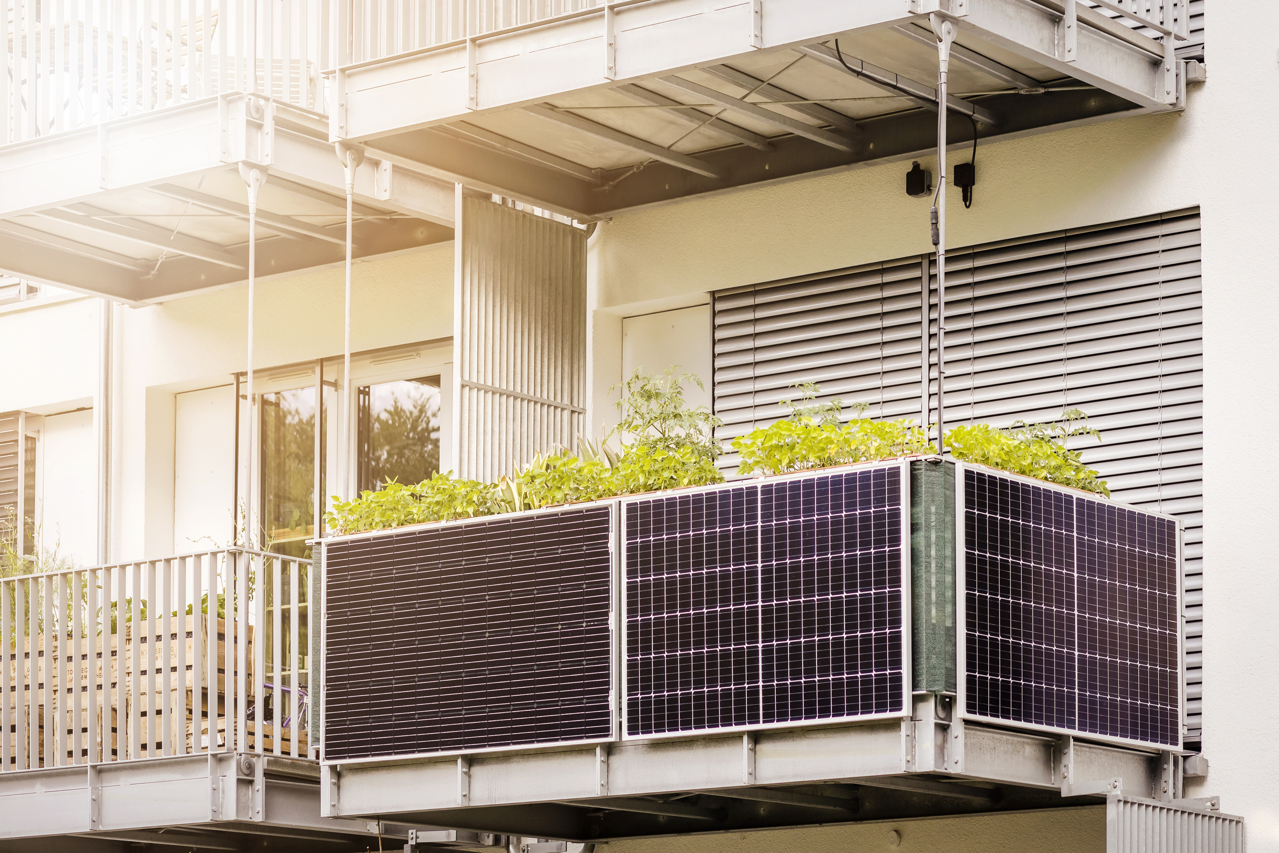 Wo sollte ich den Wechselrichter für meine Balkon-Solaranlage installieren?